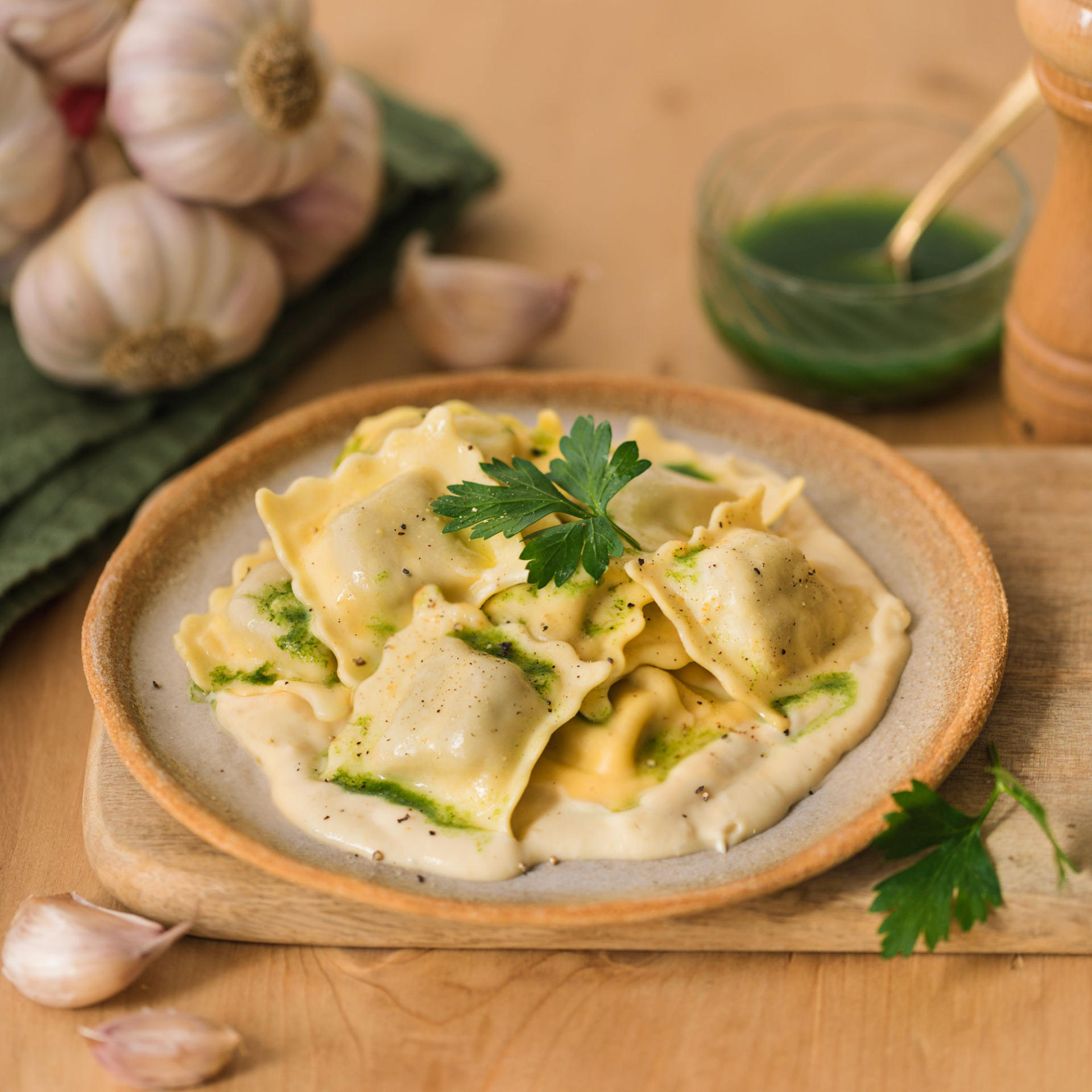 rvi-nos-pates-fraiches-girolles-poelees-persil-de-la-drome-jus-de-persil-et-creme-dail