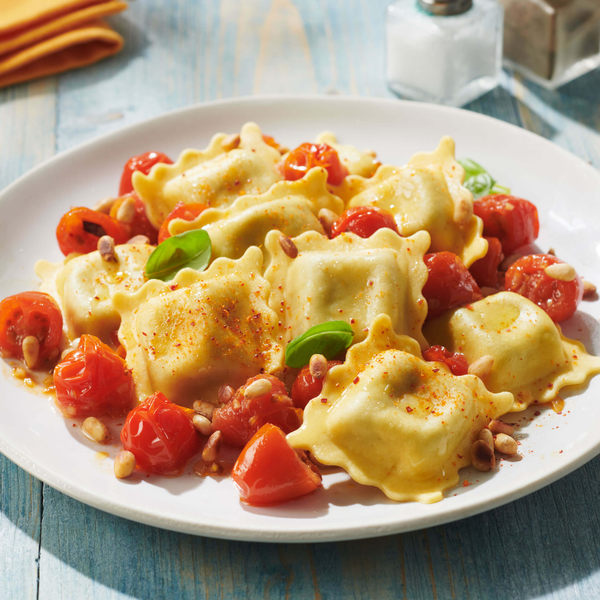 ravioli-mozzarelle-et-basilic-de-provence-compotee-de-tomates-cerises-pignons-de-pin-1