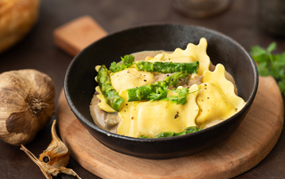grandes-ravioles-morilles-asperges-sauce-au-vin-jaune-ail-noir