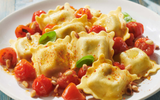 ravioli-mozzarelle-et-basilic-de-provence-compotee-de-tomates-cerises-pignons-de-pin-1