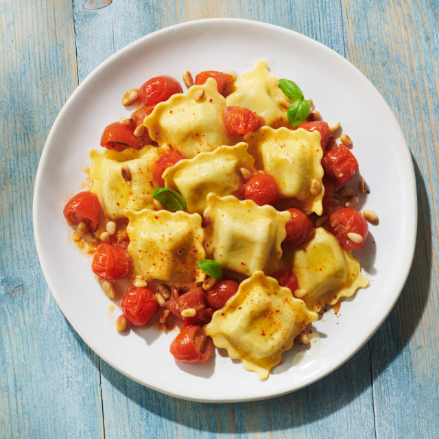 ravioli-mozzarelle-et-basilic-de-provence-compotee-de-tomates-cerises-pignons-de-pin-carre