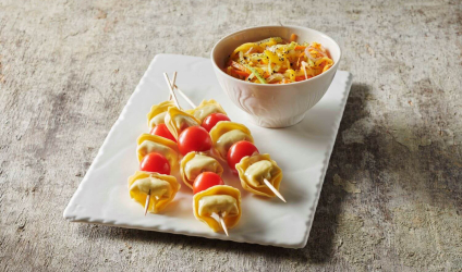 brochette-de-cappelletti-poivrons-ail-et-achard-de-legumes-compressee-1