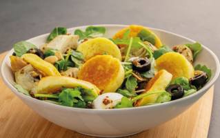 quenelle-snackee-salade-dartichauts-roquette-olive-noires