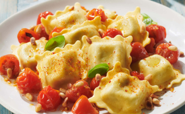 ravioli-mozzarelle-et-basilic-de-provence-compotee-de-tomates-cerises-pignons-de-pin-1
