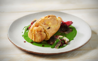 Quenelle nature beurre de bresse sauce persil, vieux vinaigre et trévise