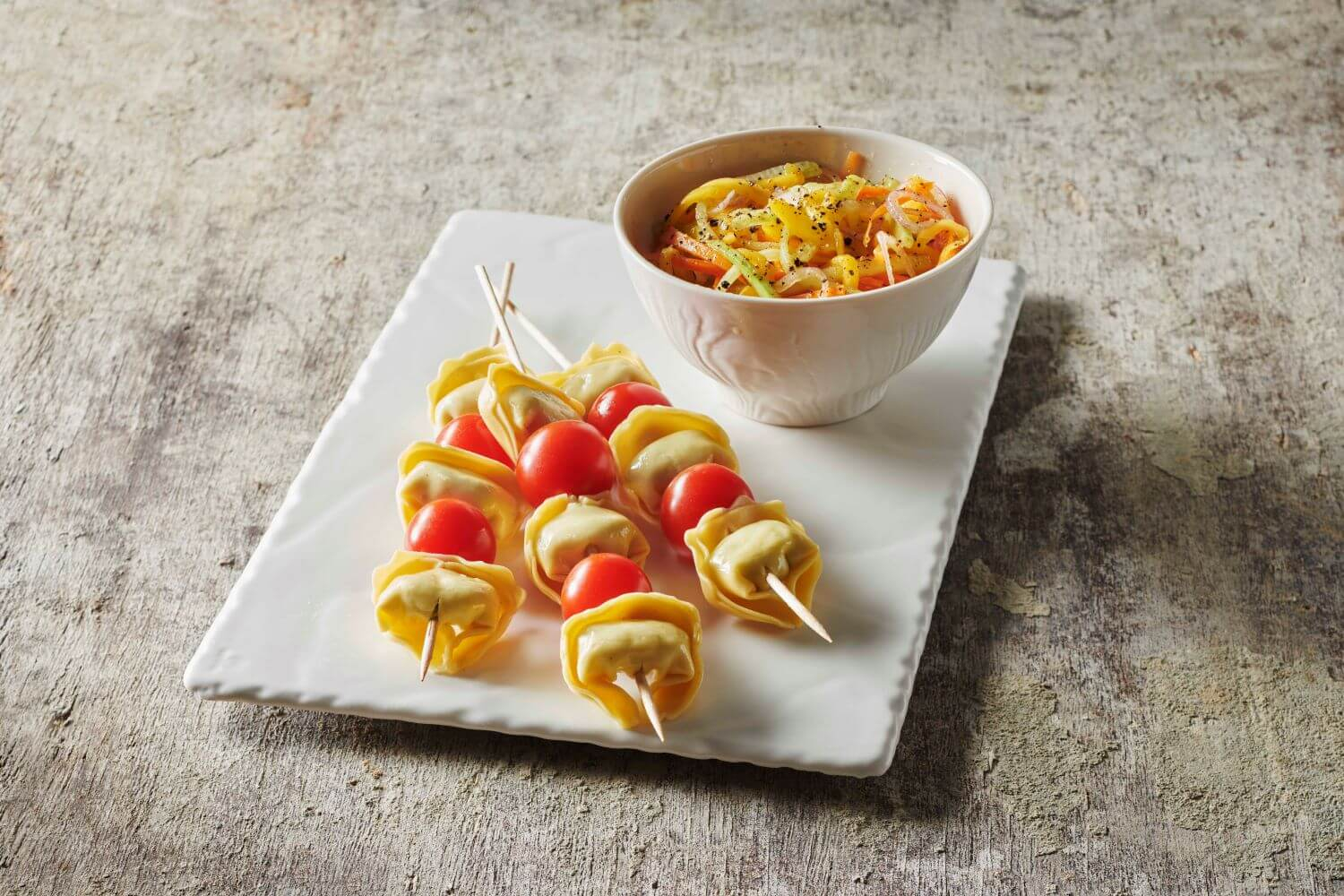 brochette-de-cappelletti-poivrons-ail-et-achard-de-legumes-compressee-1