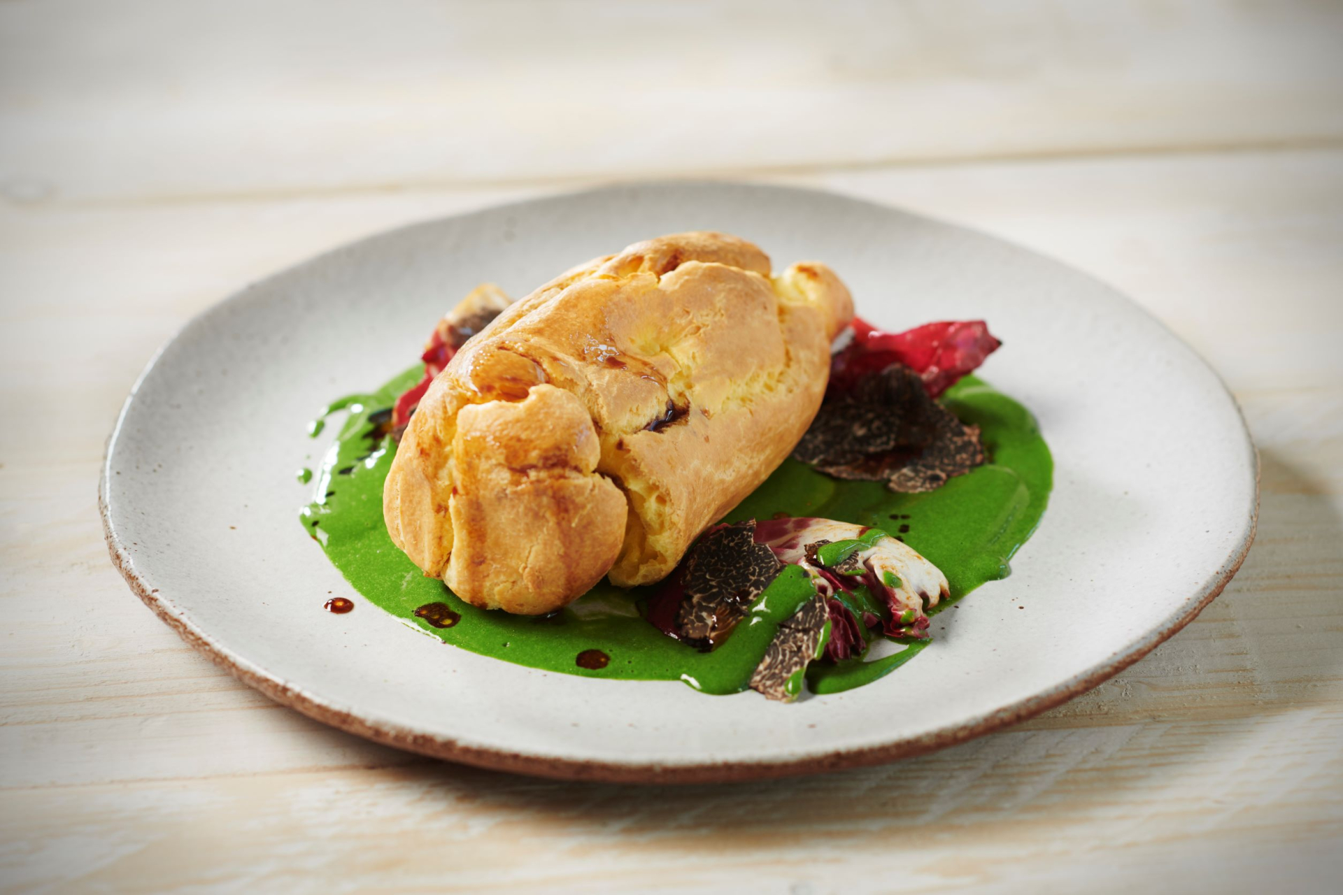 Quenelle nature beurre de bresse sauce persil, vieux vinaigre et trévise