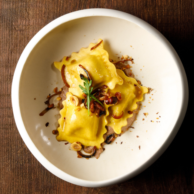 grande-raviole-beaufort-aop-puree-de-champignons-noisettes-roquette