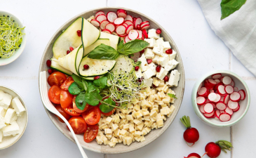 Bowl de Crozets végétarien aux légumes croquants, féta et basilic