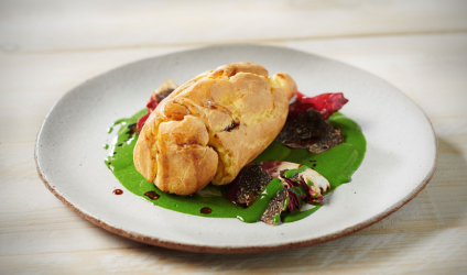 Quenelle nature beurre de bresse sauce persil, vieux vinaigre et trévise