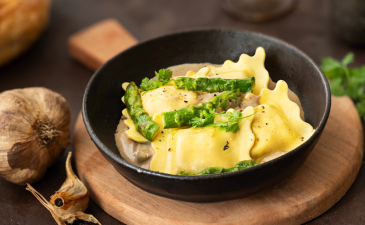grandes-ravioles-morilles-asperges-sauce-au-vin-jaune-ail-noir