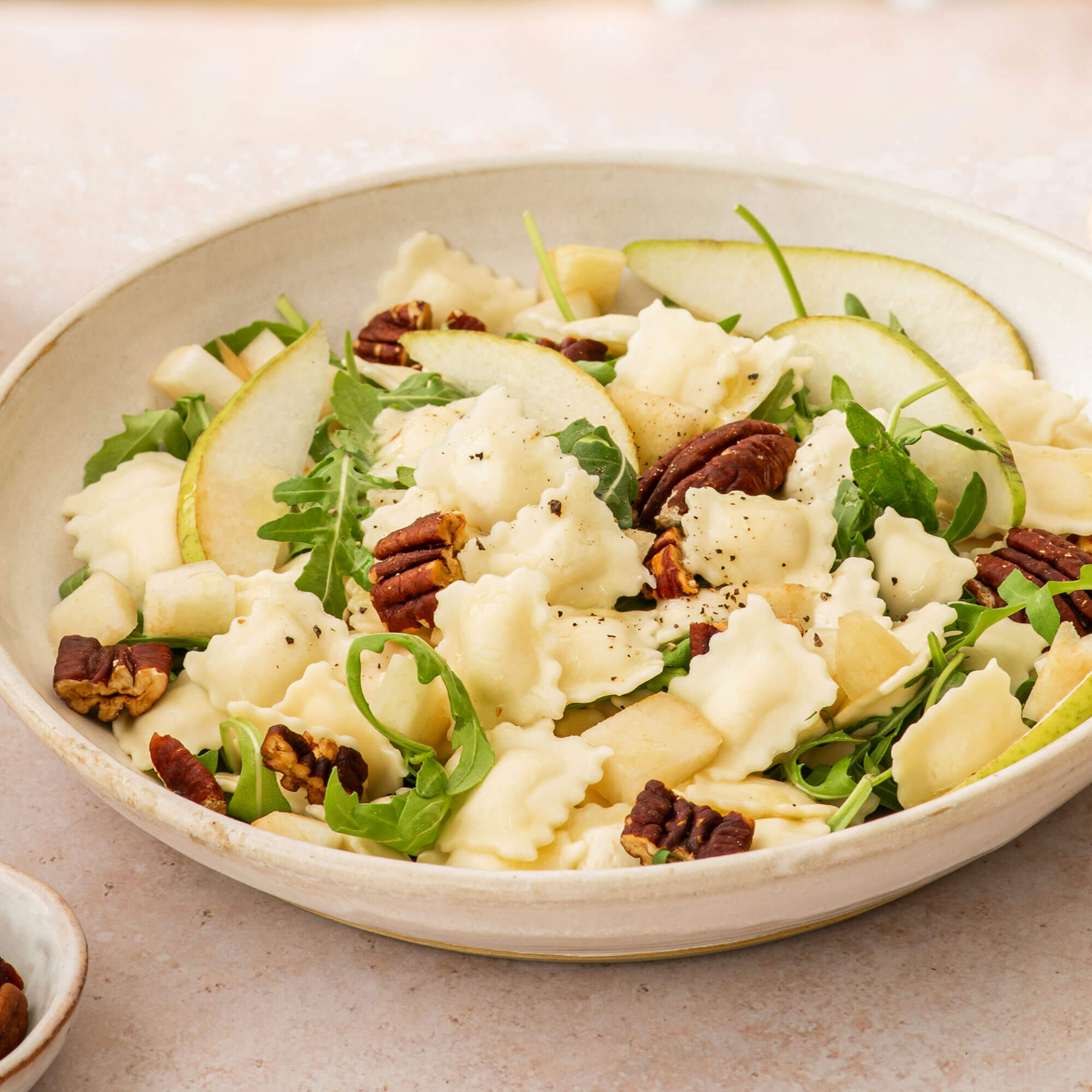 ravioles-a-poeler-salade-chevre-poire-pecan
