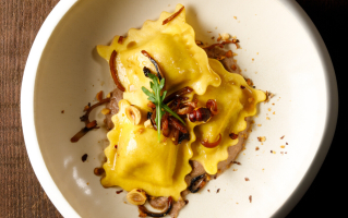 grande-raviole-beaufort-aop-puree-de-champignons-noisettes-roquette