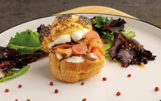 quenelle-facon-bagel-saumon-gravlax-oignon-rouge-fromage-frais