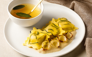grande-raviole-beaufort-aop-bouillon-doignon-a-la-sauge