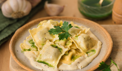 rvi-nos-pates-fraiches-girolles-poelees-persil-de-la-drome-jus-de-persil-et-creme-dail