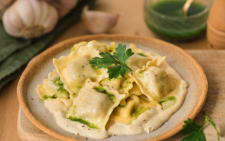 rvi-nos-pates-fraiches-girolles-poelees-persil-de-la-drome-jus-de-persil-et-creme-dail