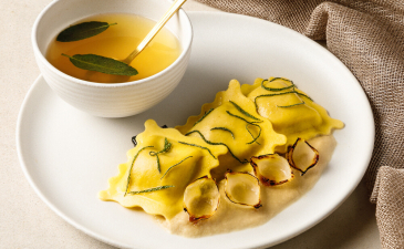 grande-raviole-beaufort-aop-bouillon-doignon-a-la-sauge