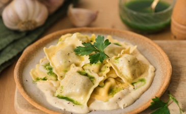 rvi-nos-pates-fraiches-girolles-poelees-persil-de-la-drome-jus-de-persil-et-creme-dail