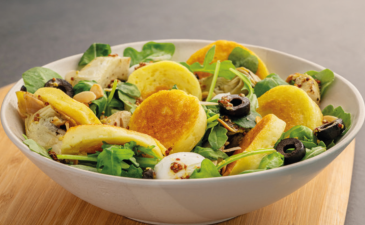 quenelle-snackee-salade-dartichauts-roquette-olive-noires