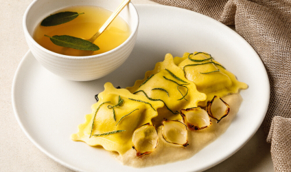 grande-raviole-beaufort-aop-bouillon-doignon-a-la-sauge