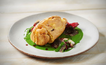 Quenelle nature beurre de bresse sauce persil, vieux vinaigre et trévise