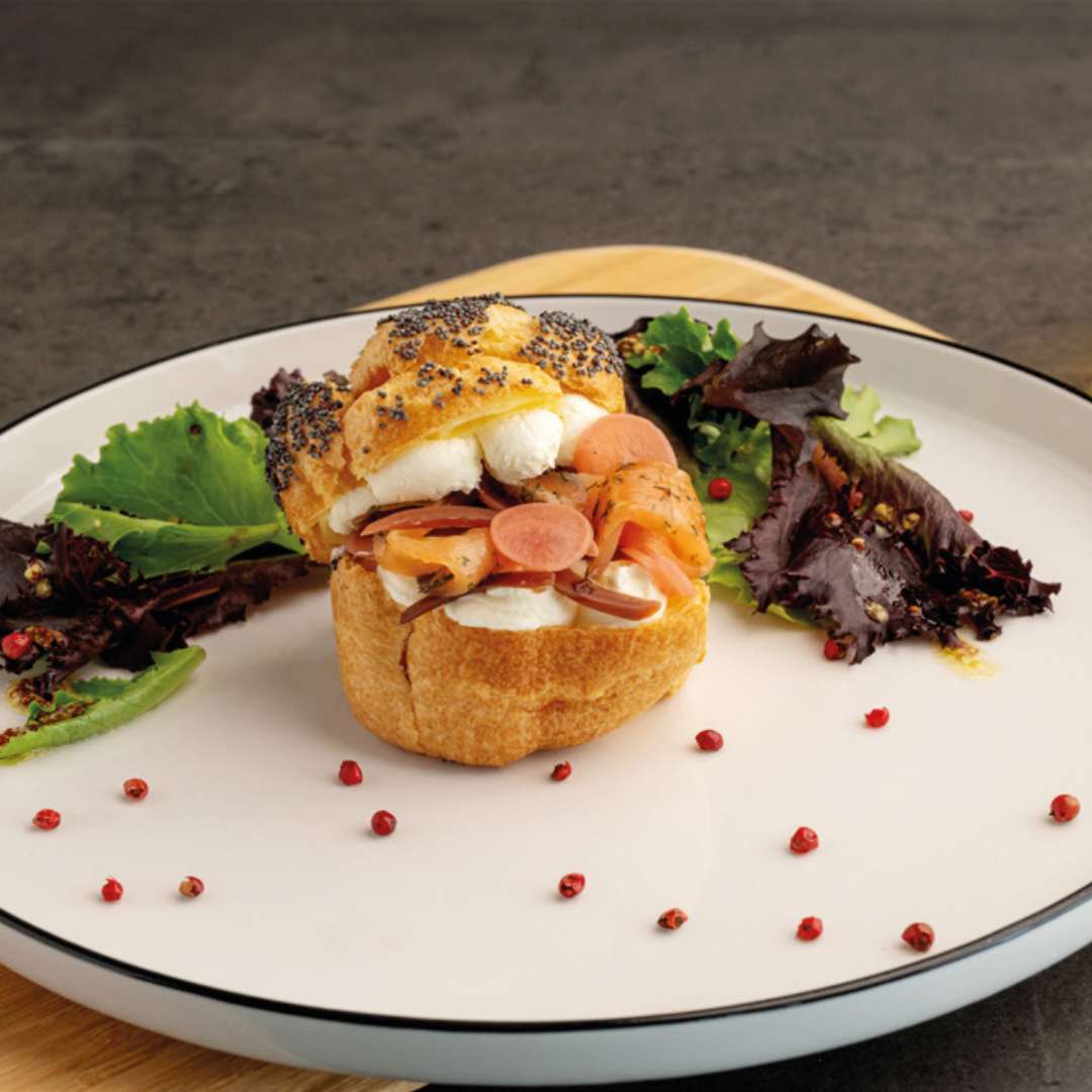 quenelle-facon-bagel-saumon-gravlax-oignon-rouge-fromage-frais