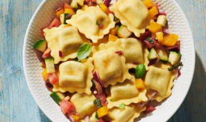 ravioli-mozzarelle-et-basilic-de-provence-tartare-de-legumes-dete