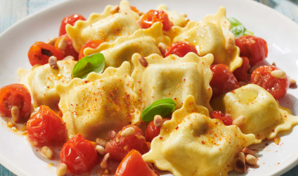 ravioli-mozzarelle-et-basilic-de-provence-compotee-de-tomates-cerises-pignons-de-pin-1