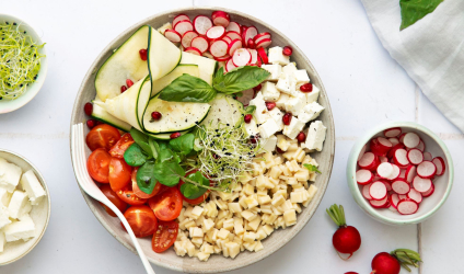 Bowl de Crozets végétarien aux légumes croquants, féta et basilic