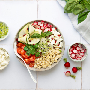 Bowl de Crozets végétarien aux légumes croquants, féta et basilic