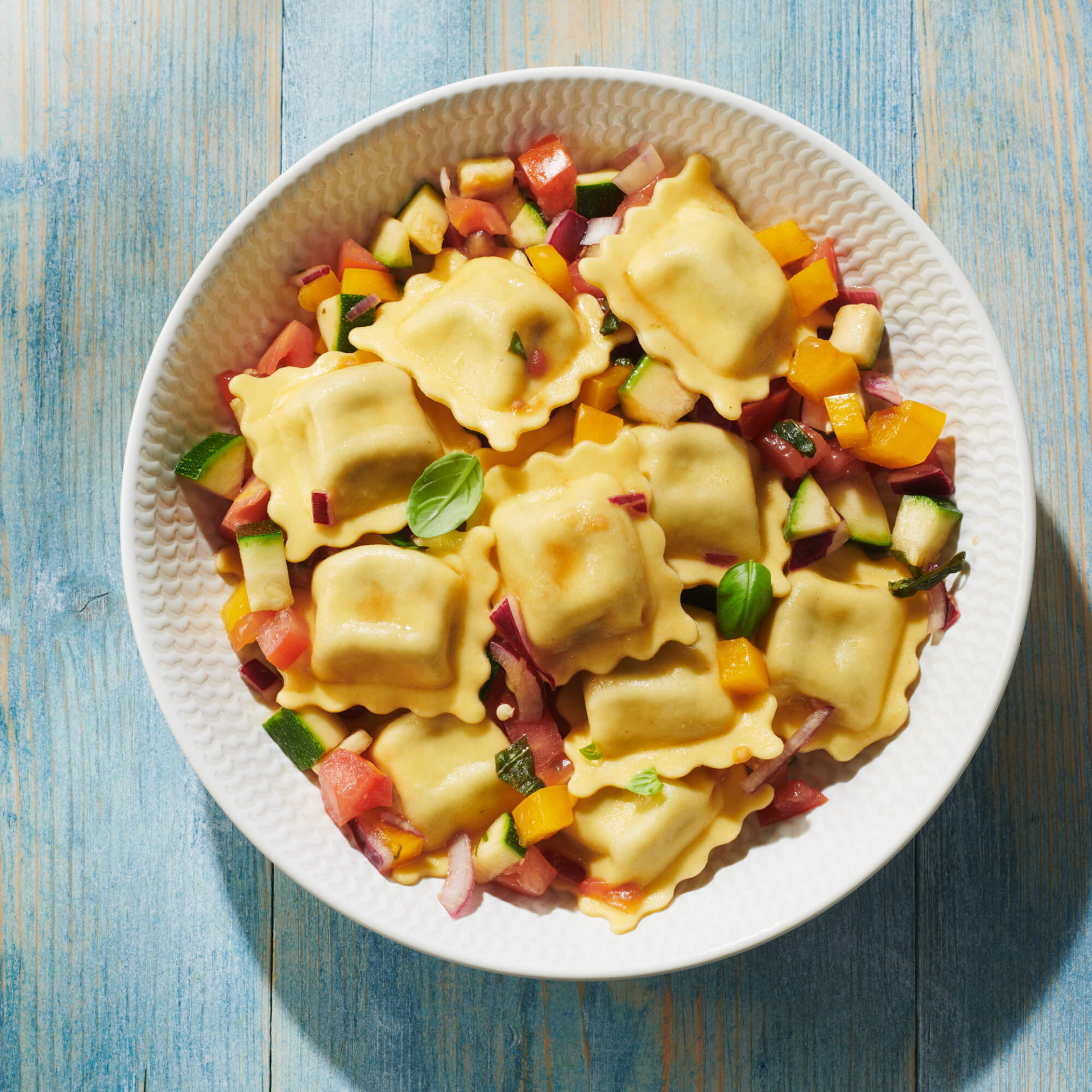 ravioli-mozzarelle-et-basilic-de-provence-tartare-de-legumes-dete