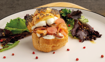quenelle-facon-bagel-saumon-gravlax-oignon-rouge-fromage-frais