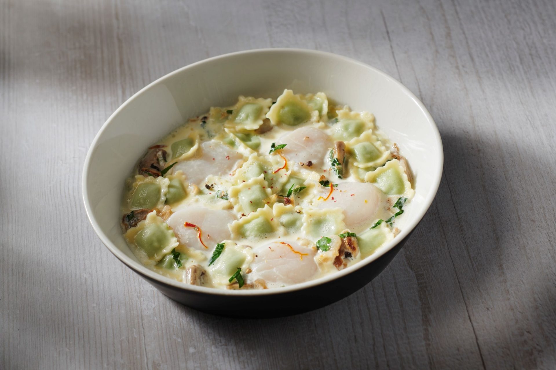 St Jacques mi-cuites bouillon d'ail doux safran+®