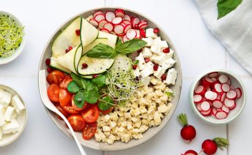 Bowl de Crozets végétarien aux légumes croquants, féta et basilic