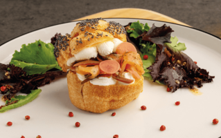 quenelle-facon-bagel-saumon-gravlax-oignon-rouge-fromage-frais