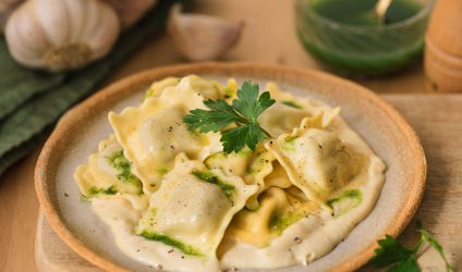 rvi-nos-pates-fraiches-girolles-poelees-persil-de-la-drome-jus-de-persil-et-creme-dail