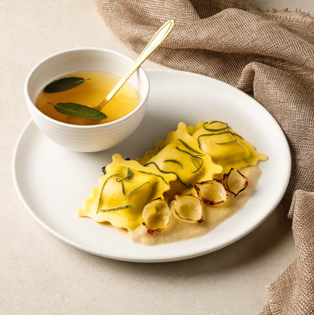 grande-raviole-beaufort-aop-bouillon-doignon-a-la-sauge